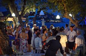 卡莱利亚德帕拉弗鲁赫尔桑洛克酒店的一群人站在一个晚上的聚会上