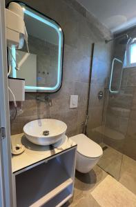 德尔米Chalet Ambel的浴室配有卫生间、盥洗盆和淋浴。