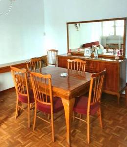 坎波德克里普塔纳Ruta del quijote的木制用餐室配有桌椅和厨房