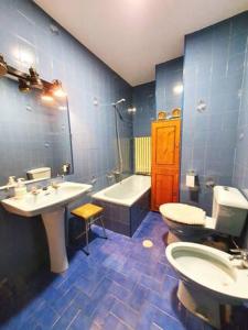 坎波德克里普塔纳Ruta del quijote的浴室配有盥洗盆、卫生间和浴缸。