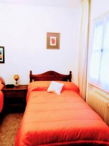 坎波德克里普塔纳Ruta del quijote的一间卧室设有红色的床和窗户。