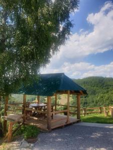 莫伊科瓦茨Etno selo ŽURIĆ的凉亭配有野餐桌和蓝色屋顶