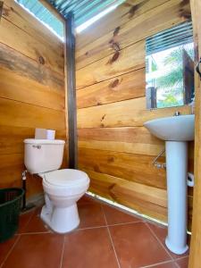 圣佩德罗拉拉古纳Tipis Ya'的一间带卫生间和水槽的浴室