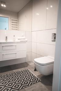 科沃布热格Apartament w Westin House Resort Kołobrzeg的白色的浴室设有卫生间和水槽。