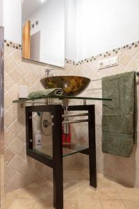 巴尔德利纳雷斯Coqueto apartamento en Valdelinares的一间带水槽和镜子的浴室