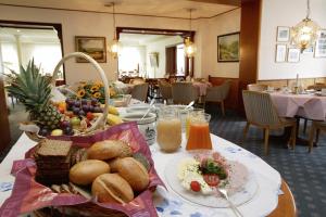 维林根弗里德里克厄拉布养生酒店的餐桌上放有食物和橙汁