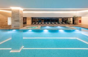 墨西哥城Neuchatel Polanco by RentinBA的蓝色水中的酒店的游泳池