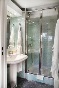 加纳克罗阿塞特酒店的一间浴室