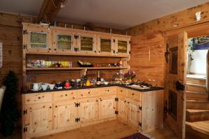 施库尔查萨索菲亚酒店的厨房设有木墙和木橱柜。