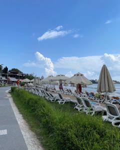 锡德MoY-Side的海滩上的一排椅子和遮阳伞