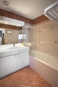 戛纳加纳克罗阿塞特酒店的浴室配有白色水槽和淋浴。