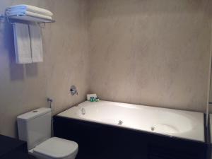 阿纳波利斯Denali Hotel的浴室配有白色浴缸和卫生间。