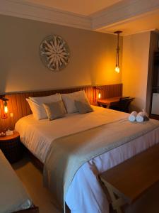 维拉维尔哈提莫内罗旅馆的一间卧室,卧室内配有一张大床