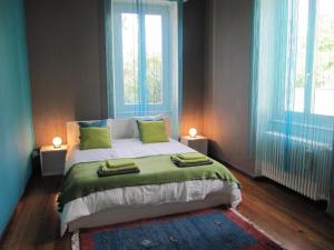 洛迦诺雅特别墅旅馆的一间卧室设有一张大床和两个窗户