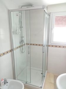 萨阿拉德洛斯阿图内斯Ático Bahía de la Plata的带淋浴的浴室(带卫生间和水槽)