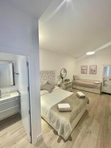 毕尔巴鄂Bilbao Azkuna Home Centro EBI01832的一间白色卧室,配有床和电视