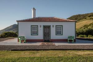 波尔图镇Casita - Cantinho do Paraíso的一间白色的小房子,有红色的屋顶