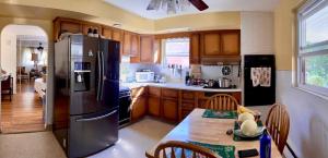 HavertownABnB Superhost - Siri's Favorite Place的厨房配有木桌和冰箱。
