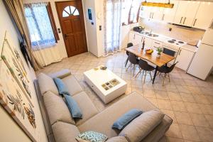 普雷韦扎Palmeira Sea & City的客厅配有沙发和桌子