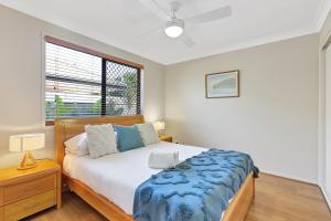 Caloundra WestPet Friendly 5 BR Family Home w Pool at Caloundra的一间卧室设有一张床和一个窗口