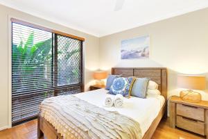 Caloundra WestPet Friendly 5 BR Family Home w Pool at Caloundra的一间卧室设有一张床和一个大窗户