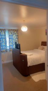达格纳姆Lovely 2 Bed Flat/Apt in East London- Nice Estate.的一间卧室配有一张大床和一盏灯
