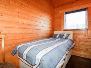博德明Maple Lodge的小木屋内一间卧室,配有一张床