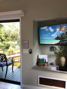 卡帕阿神秘园酒店的客厅设有壁挂式平面电视。