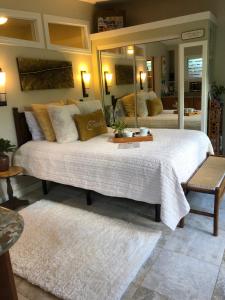 卡帕阿神秘园酒店的一间卧室配有一张大床和大镜子