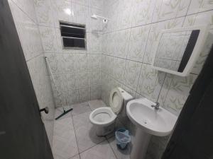 马瑙斯Romulo Ap3的一间带卫生间和水槽的浴室