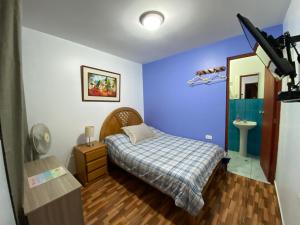 帕拉卡斯阿特纳斯背包客旅舍的一间带床和水槽的小卧室