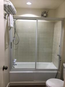 Santa RitaMySpace @Subic的带淋浴的浴室和玻璃门