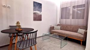 海若克利欧Urban Luxus Studio II的客厅配有桌子和沙发