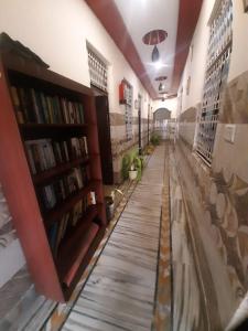 阿格拉Friends Guest House & Hostel- near TAJ MAHAL的图书馆的走廊,书架