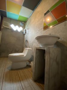 桑卡武里เชอโคว์ เชอโคว์ โฮมสเตย์的一间带水槽和卫生间的浴室