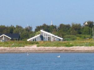 埃贝尔托夫特10 person holiday home in Ebeltoft的水体上的房子