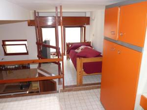 蓬扎阿普雷亚公寓酒店的一间卧室配有双层床
