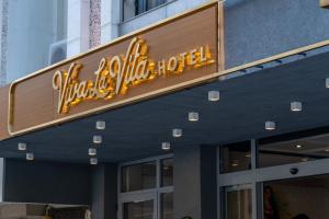 KonakViva La Vita Hotel的华尔特迪斯尼世界酒店标志
