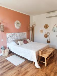 卡尔卡松Chambres d'hotes - Le Magnolia的一间卧室设有一张大床,铺有木地板