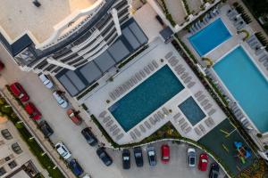 克兰内沃Aquamarine - Wellness & SPA Hotel的享有大楼空中景致,设有2个游泳池