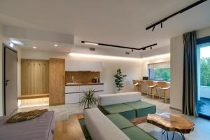 约阿尼纳Selin Luxury Residences的客厅以及带沙发和桌子的厨房。