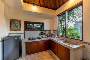乌布Villa Natha的厨房设有水槽和窗户。