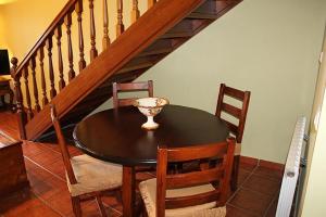 SelorioRodiles Rural Apartamentos的餐桌和椅子,楼梯