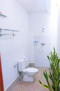 珀尼达岛Sambu Bungalow的白色的浴室设有卫生间和淋浴。
