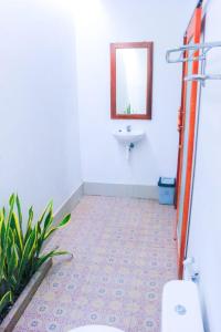 珀尼达岛Sambu Bungalow的一间带水槽、卫生间和镜子的浴室