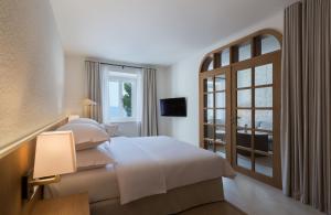 图彻皮Heritage Hotel Kaštelet的酒店客房设有床和窗户。