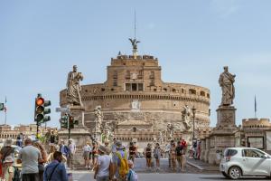 罗马Castel Sant´Angelo Luxury Rooms & Tour的一群站在建筑物前的人