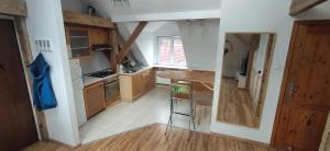 格利维采Apartament Gliwice Centrum的一个带木制橱柜和桌子的小厨房