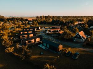 BantTiny house XXL的享有小镇空中景色,设有一座建筑