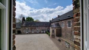 SchinnenLandgoed Kasteel Terborgh的从旧建筑的窗户欣赏美景